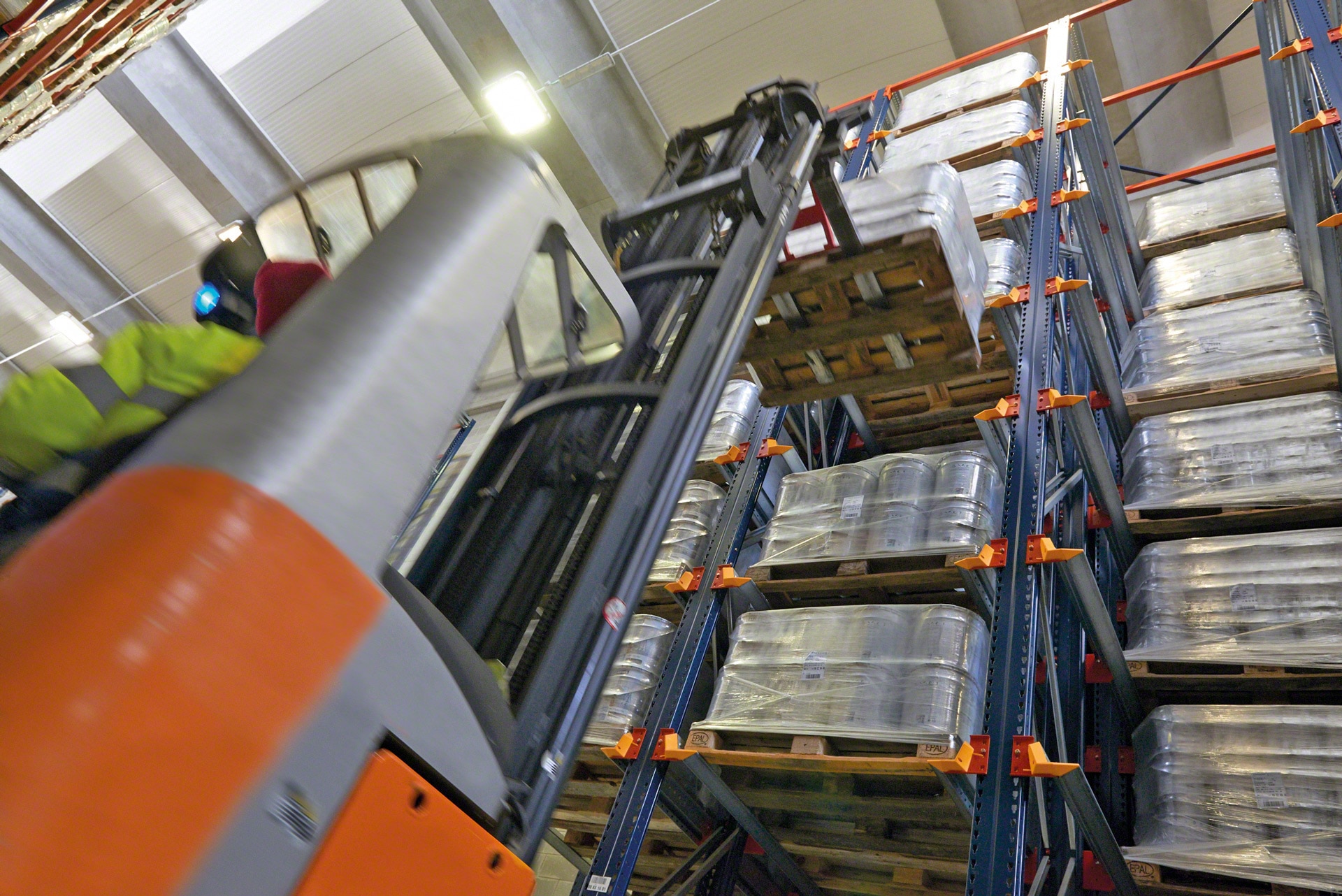 Kompakt raflar, taşıma ekipmanlarının malları yükleme ve boşaltma işlemlerini kolaylaştırır 