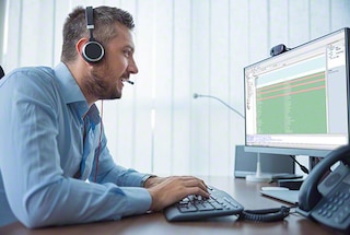 Mecalux, müşteri hizmetleri çağrı merkezi aracılığıyla müşterilerine anında teknik yardım sağlar