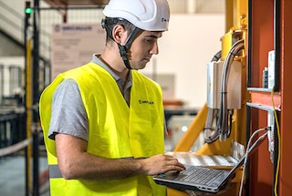 Gerektiğinde Mecalux teknik ekibi müşterinin deposunu ziyaret eder Gerektiğinde Mecalux teknik ekibi müşterinin deposunu ziyaret eder