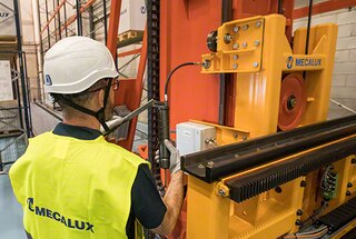 Yerleşik teknisyenler, otomatik depo sistemlerinin önleyici bakımını gerçekleştirir Yerleşik teknisyenler, otomatik depo sistemlerinin önleyici bakımını gerçekleştirir