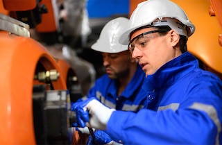 Mecalux'un yedek parça hizmeti, çoklu bileşenlerin ve parçaların değiştirilmesine imkan tanır