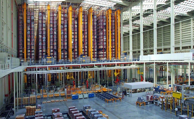 Depo alanı 10 çift kolonlu istifleyici araçları ile tamamen otomatikleştirilmiştir