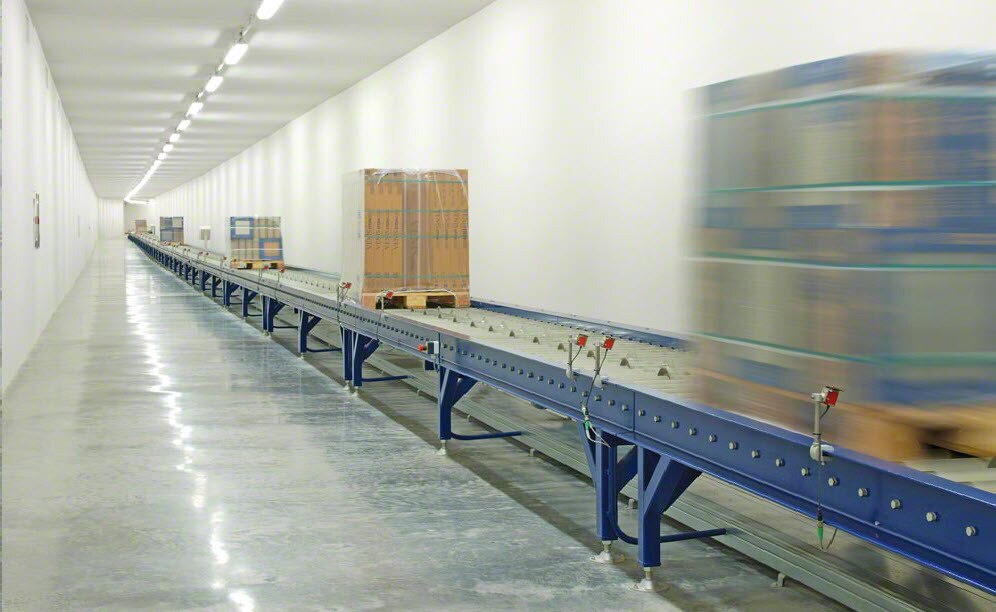 Üretim tesisini otomatik depoya bağlayan, 1 km konveyöre sahip bir yeraltı tüneli