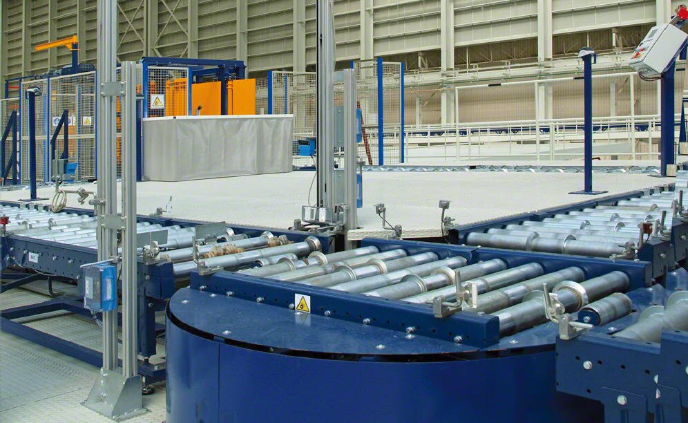 Rulolu ve zincir konveyörler, ürünleri tesisin farklı alanları arasında taşır